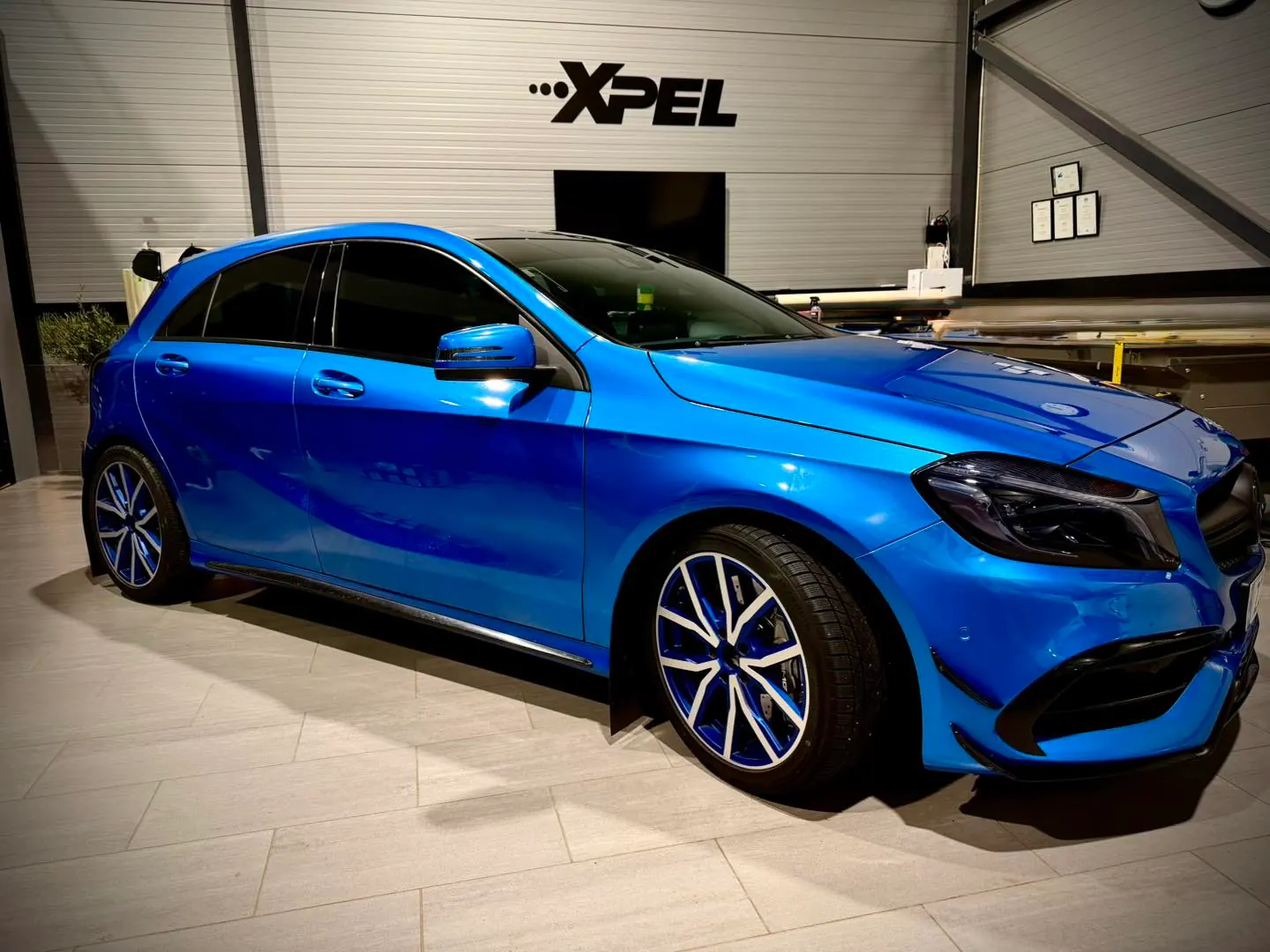 Blå Mercedes AMG ferdig montert med solfilm under XPEL-skilt